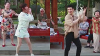黄晓明和刘晓庆学习广场舞，有样学样手脚略微笨拙搞笑又魔性
