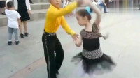 6岁哥哥带妹妹跳广场舞，真是一对金童玉女！