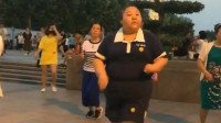 300多斤的小胖妞跳广场舞在网上火了，这是我见过最灵活的胖子