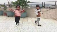 两个3岁半小妮子，广场舞跳得好可爱哟，看完直接被萌化了