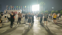 实拍深圳文化广场，广场舞不再是大妈的专利，00后小姐姐也喜欢跳