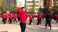 现代帅哥们跳的广场舞就是酷，红色衣服的2个小哥哥好帅啊，大妈们欢快动感地跟着跳！
