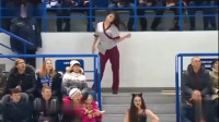 俄罗斯女清洁工在观众席跳了一支舞，竟把拉拉队风头都抢走了