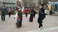 新疆天山韵锅庄舞团卓嘎的视频 卫星广场跳(玉树新舞)