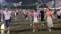 广东深圳，在一个广场看精彩的广场舞，有几个年轻人跳得真好看