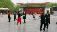 实拍，北京大妈街头跳广场舞，太给力了，太棒了