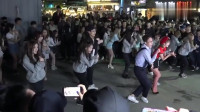 洪真英韩国街头跳广场舞，前排小哥实力抢镜，嗨翻了