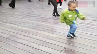 泉州两岁小孩跳广场舞，动作堪称是优美，怪不知道大妈把C位交给他