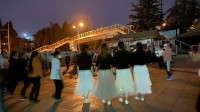 第一次见云南少数民族广场舞，小白跟着围圈打跳，直呼太过瘾了！