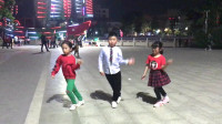 3小孩广场跳《潇洒的走》22步，绿裤子小女孩把舞跳活了！