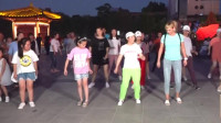 老外在中国：外国美女来中国，看大妈们跳广场舞，忍不住学了起来