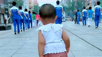 2岁宝宝跳广场舞，动作干净利索，网友：你就是这条街最靓的仔！