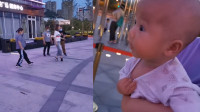 宝宝疫情期间出生 第一次出门见到广场舞 流着口水看得眼都直了