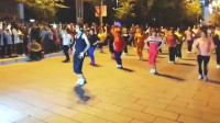 广东深圳小伙：95后小伙带领一群大妈跳广场舞，跳的还挺好看的
