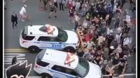 激烈冲突不断！美国警察用警车冲撞抗议者，骑马从抗议者身上踩过！