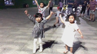 4岁女娃跳广场舞，网友：现在还是丑小鸭，长大一点就是小天鹅
