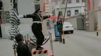 江苏扬州大妈：大爷做小区保安有点屈才了，这动作广场舞c位了吧。