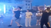 吉林实拍：爸爸抱娃跳广场交谊舞，路人意外拍下美好一幕。