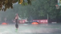 江西九江小哥：小哥下雨天打篮球，是因为只有下雨天才没有跳广场舞的大妈吗