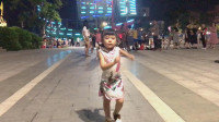 4岁小妮子跳广场舞，甩着小细胳膊，抖着小腿，好可爱！