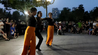 最新32步广场舞《青青河边草》老歌听不够，舞更好看