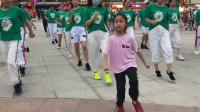 5岁小女孩领跳广场舞花蝴蝶，52个大人跟着后面跳，小娃要火