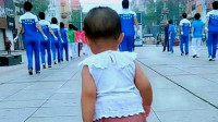 2岁宝宝跳广场舞，动作干净利索，网友：你就是这条街最靓的仔！