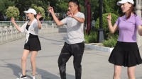 大叔带2位美女跳广场舞《花花宇宙》 火辣动感 太酷了！