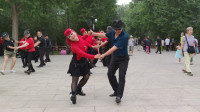 广场舞《火红的萨日朗》双人对跳，歌好听，舞步轻盈好看