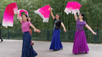 紫竹广场舞《太湖美》歌声嘹亮，彩扇飘飘，美丽的舞蹈