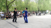 李宇春一首《下个路口见》广场舞，流行时尚舞步，年轻有活力
