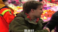 老外在中国遇到老外，网友：你这汉语是跟广场舞大妈唠嗑多了学的吧？
