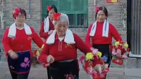 农村大妈人老心不老，学城里人跳广场舞，一身红色打扮的花枝招展
