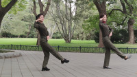广场舞《女兵走在大街上》歌曲好听，舞步流畅，姐妹俩跳得太棒了