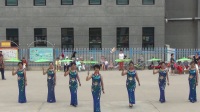 时装秀《让心中充满爱》?石化时装队参加兰州石化建厂60周年庆典广场舞表演。?