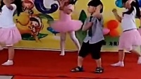 小苹果广场舞： 幼儿园小萝莉小正太 大跳广场舞 小
