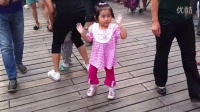 小悦之跟着大妈跳广场舞。（2岁8个月）