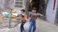 小孩子跳小苹果广场舞