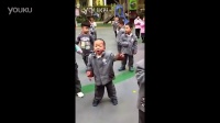 小苹果筷子兄弟mv原版中国大妈排练广场舞前去幼儿园接孙子《广场舞》