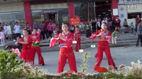 【拍客】仙游县榜头镇仙水郊边女子表演广场舞--《天边花正香》