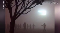 实拍大妈雾霾中跳广场舞 北京变成“仙境”了
