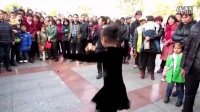 MVI_4329广丰区月免广场拉丁舞，刘、谢，。，金三位七岁小孩表演，二自拍顾_高清