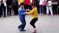 姐弟俩跳广场舞！
