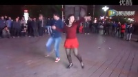 小夫妻跳广场舞《女人是老虎》，美哭了！