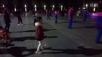 牙城镇广场,一年级小美女在广场舞大妈中脱颖而出。