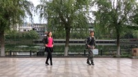 新余文英广场舞《，阿哥阿妹，》夫妻俩人跳水兵舞