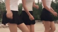 《舞蹈娱乐》网红美女小短裙广场曳步舞跳起来 就是这么性感