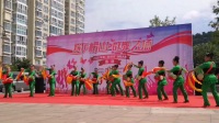东城国际社区舞蹈队顶着教练老师不在的压力，参加这次欢乐崂山群舞飞扬，第三届广场舞大赛，演出腰鼓爱我中华