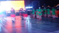 2017年泰山国际登山节，泰安市广场舞协会展演腰鼓水兵舞《再唱山歌给党听》。??