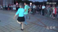 23岁小伙和66岁大妈跳广场舞，忍不住看了九次